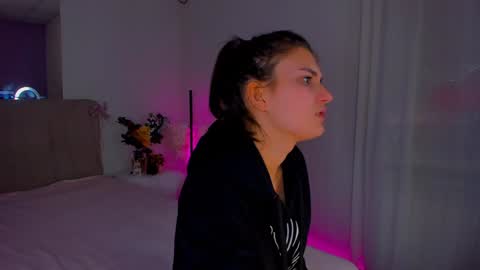 Snapshot of laura__leee chatting on 2, 1, 2025 Laura online show from 2, 1, 2025