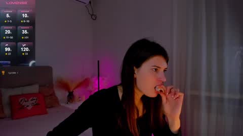 Snapshot of laura__leee chatting on 1, 2, 2025 Laura online show from 1, 2, 2025