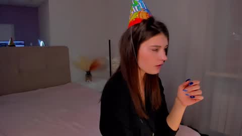 Snapshot of laura__leee chatting on 1, 3, 2025 Laura online show from 1, 3, 2025