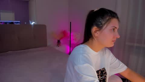 Snapshot of laura__leee chatting on 11, 3, 2025 Laura online show from 11, 3, 2025