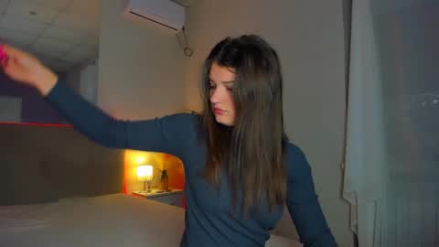 Snapshot of laura__leee chatting on 6, 10, 2025 Laura online show from 6, 10, 2025