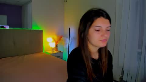 Snapshot of laura__leee chatting on 12, 10, 2025 Laura online show from 12, 10, 2025