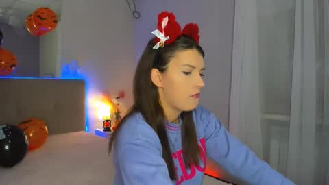 Snapshot of laura__leee chatting on 24, 10, 2025 Laura online show from 24, 10, 2025