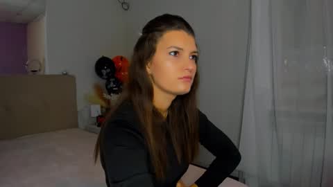 Snapshot of laura__leee chatting on 2, 11, 2025 Laura online show from 2, 11, 2025