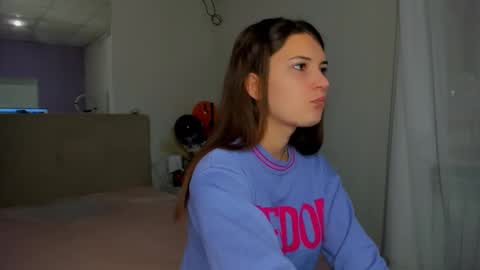 Snapshot of laura__leee chatting on 5, 11, 2025 Laura online show from 5, 11, 2025