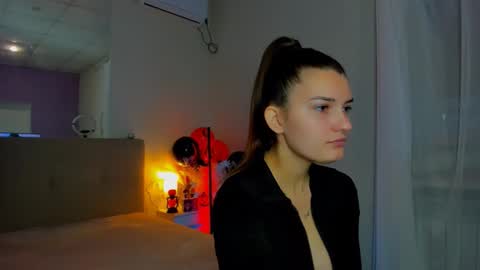 Snapshot of laura__leee chatting on 6, 11, 2025 Laura online show from 6, 11, 2025