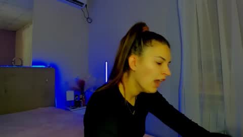 Snapshot of laura__leee chatting on 17, 11, 2025 Laura online show from 17, 11, 2025