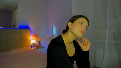 Snapshot of laura__leee chatting on 4, 12, 2025 Laura online show from 4, 12, 2025
