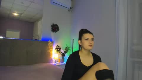 Snapshot of laura__leee chatting on 14, 12, 2025 Laura online show from 14, 12, 2025