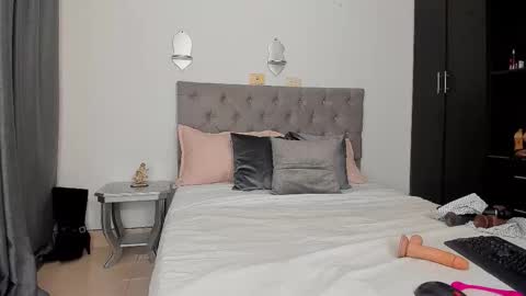 Snapshot of laura__martiinez chatting on 1, 11, 2025 online show from 1, 11, 2025