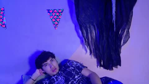 Snapshot of laura_and_kevin chatting on 11, 10, 2025 laura_and_kevin online show from 11, 10, 2025