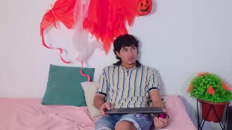 Snapshot of laura_and_kevin chatting on 18, 10, 2025 laura_and_kevin online show from 18, 10, 2025