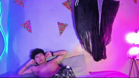 Snapshot of laura_and_kevin chatting on 20, 10, 2025 laura_and_kevin online show from 20, 10, 2025