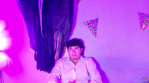 Snapshot of laura_and_kevin chatting on 31, 10, 2025 laura_and_kevin online show from 31, 10, 2025