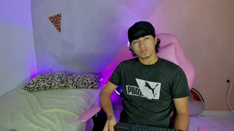 Snapshot of laura_and_kevin chatting on 20, 11, 2025 laura_and_kevin online show from 20, 11, 2025