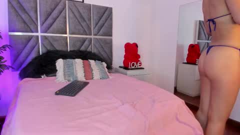 Snapshot of laura_dicardy chatting on 10, 9, 2025 laura_dicardy online show from 10, 9, 2025