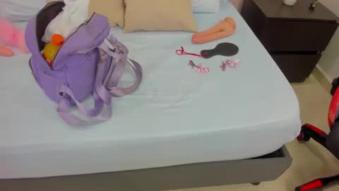 L A U R A online show from 8, 11, 2025