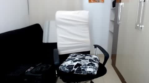 Snapshot of laura_pervert_ chatting on 1, 2, 2025 Laura online show from 1, 2, 2025
