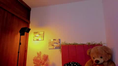Snapshot of laura_r23 chatting on 22, 4, 2026 Laura Rose online show from 22, 4, 2026