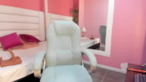 Snapshot of laurabigtits chatting on 17, 12, 2025 Laura online show from 17, 12, 2025