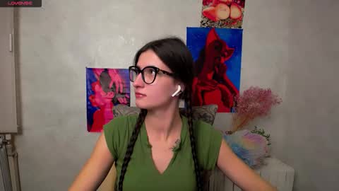 Snapshot of lauradre_ chatting on 22, 10, 2025 Laura online show from 22, 10, 2025