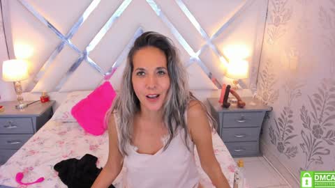 Snapshot of laurafarrely chatting on 3, 12, 2024 Laura online show from 3, 12, 2024