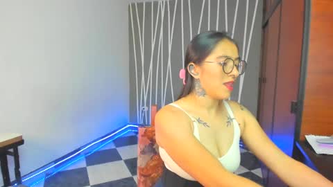 Snapshot of laurag_27 chatting on 8, 7, 2026 laura online show from 8, 7, 2026