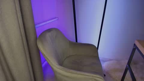 Snapshot of lauramartix chatting on 5, 11, 2025 Leila Libertas online show from 5, 11, 2025