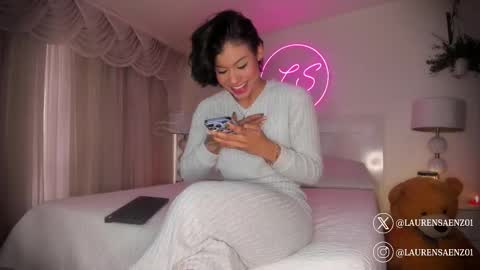 Snapshot of laurensaenz chatting on 7, 3, 2025 Lauren Saenz online show from 7, 3, 2025