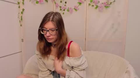 Snapshot of laveniadevoss chatting on 5, 12, 2025 Gloria online show from 5, 12, 2025