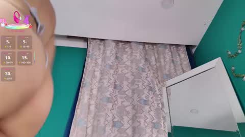 layla_17 online show from 28, 9, 2025