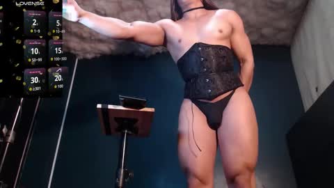 Snapshot of layla_dominac chatting on 26, 10, 2025 Layla help me with your thumbs up its important online show from 26, 10, 2025