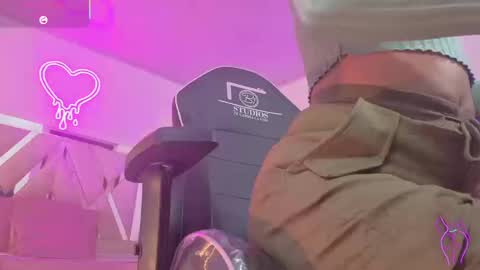 Snapshot of laylafoxy_tay chatting on 12, 11, 2025 laylafoxy_tay online show from 12, 11, 2025