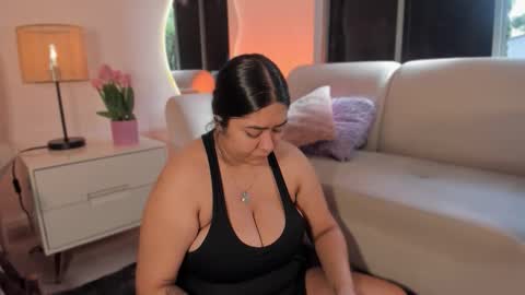 Snapshot of leah_bensoon chatting on 3, 11, 2025 Leah online show from 3, 11, 2025