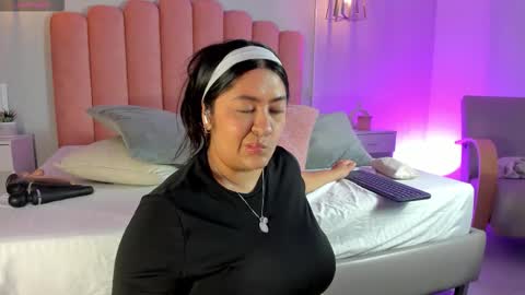 Snapshot of leah_bensoon chatting on 24, 11, 2025 Leah online show from 24, 11, 2025