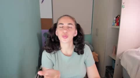 Snapshot of leah_sm chatting on 18, 1, 2025 Laura online show from 18, 1, 2025