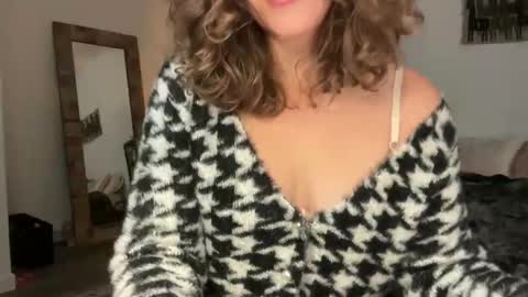 Snapshot of leahsparkles chatting on 5, 12, 2025 Leah Sparkles online show from 5, 12, 2025