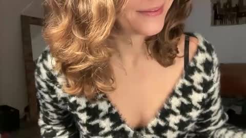 Snapshot of leahsparkles chatting on 17, 12, 2025 Leah Sparkles online show from 17, 12, 2025