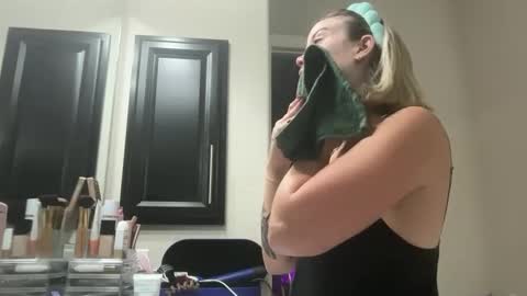 Snapshot of leanneluxecouple chatting on 23, 9, 2025 leanneluxecouple online show from 23, 9, 2025