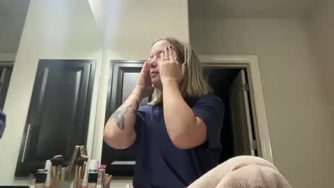 Snapshot of leanneluxecouple chatting on 6, 10, 2025 leanneluxecouple online show from 6, 10, 2025