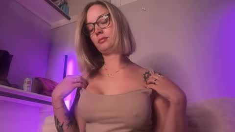 Snapshot of leanneluxecouple chatting on 8, 10, 2025 leanneluxecouple online show from 8, 10, 2025