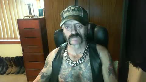 Snapshot of leathergreaser chatting on 11, 3, 2025 leathergreaser online show from 11, 3, 2025