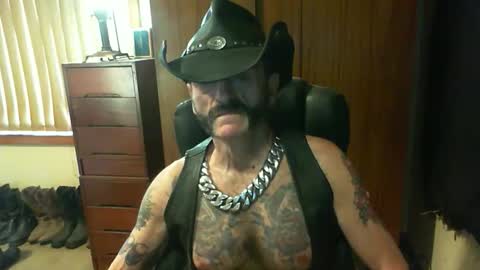 Snapshot of leathergreaser chatting on 19, 10, 2025 leathergreaser online show from 19, 10, 2025