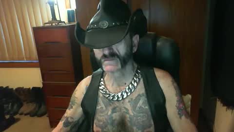 Snapshot of leathergreaser chatting on 25, 10, 2025 leathergreaser online show from 25, 10, 2025