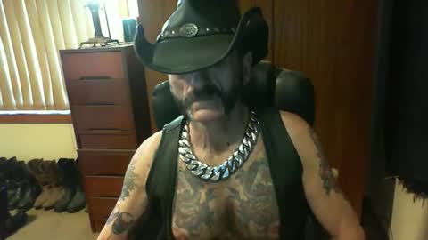Snapshot of leathergreaser chatting on 26, 10, 2025 leathergreaser online show from 26, 10, 2025