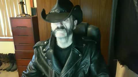 Snapshot of leathergreaser chatting on 4, 11, 2025 leathergreaser online show from 4, 11, 2025