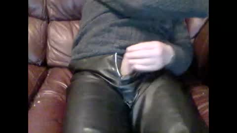 Snapshot of leatherpants68 chatting on 25, 2, 2026 leatherpants68 online show from 25, 2, 2026