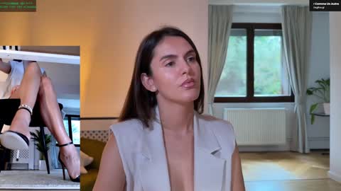 Elle  online show from 6, 10, 2025