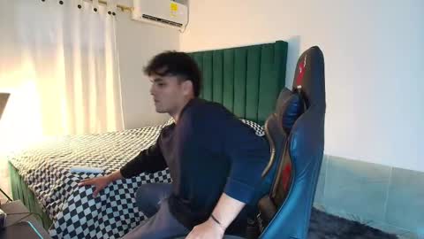 Snapshot of lei_77 chatting on 14, 12, 2025 Lei online show from 14, 12, 2025