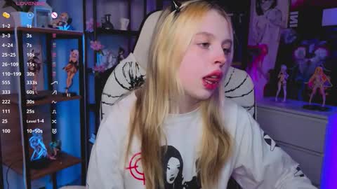 Snapshot of leiladwight chatting on 23, 11, 2025 Leila online show from 23, 11, 2025